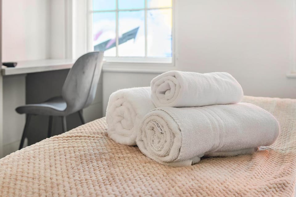 Bedroom, towels