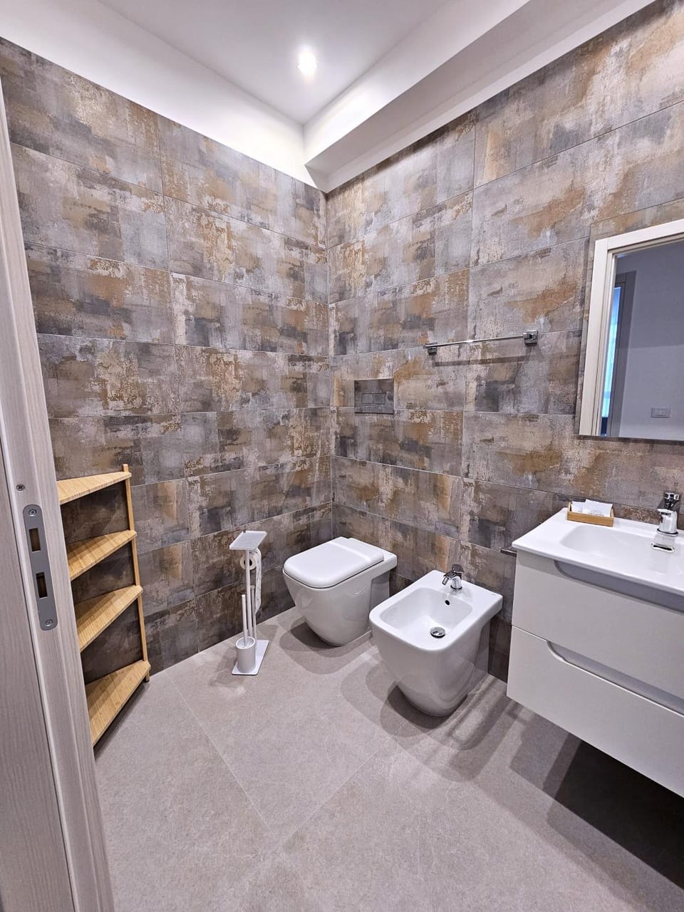 Toilet, bidet