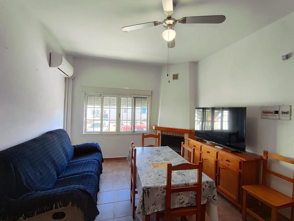 Communal lounge/ TV room, TV and multimedia, Living room, Seating area, Dining area, Street view, Street view, fireplace, heating, air conditioner