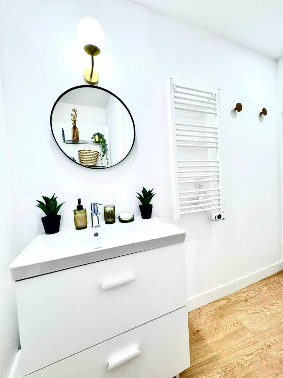 Toilet, Bathroom, Decorative detail, flat iron