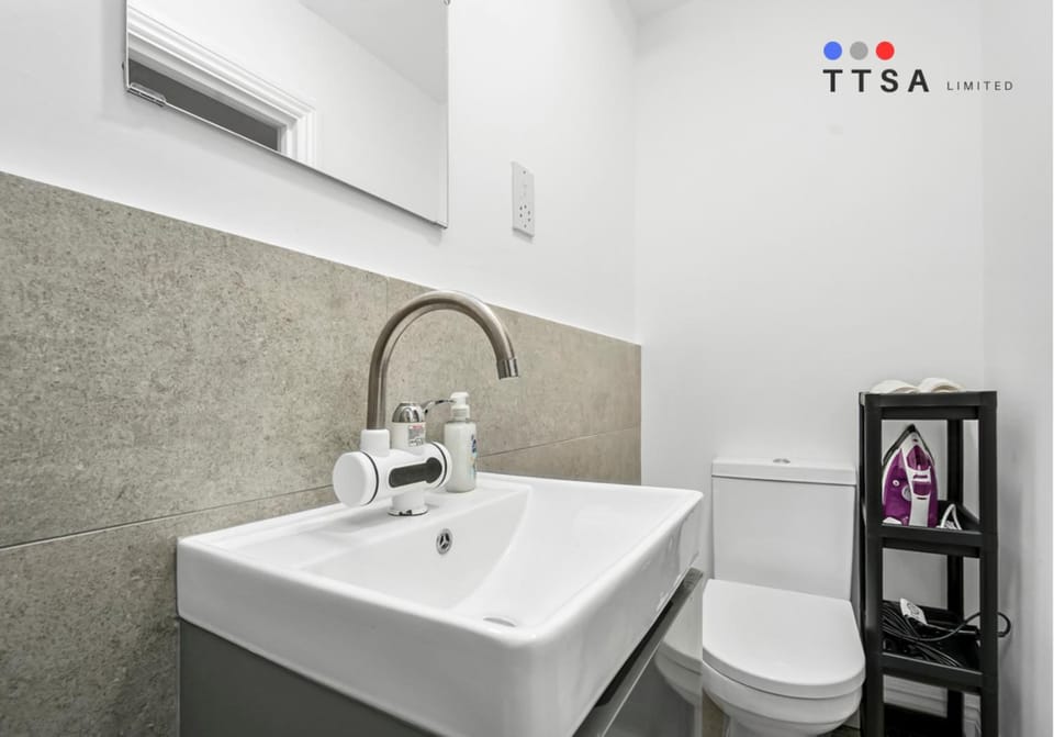 Modern Studio with En-Suite & Kitchenette - Norwood Junction - Kings Road 2 Apartment in Croydon