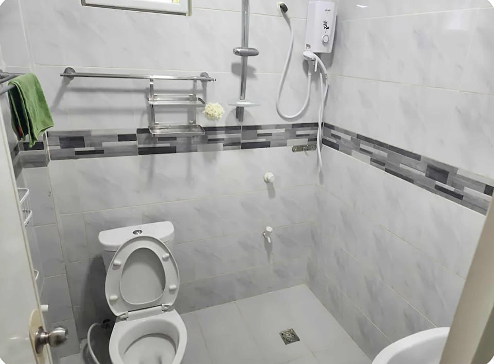 Shower, Toilet, Bathroom, bidet, heating, towels, towels