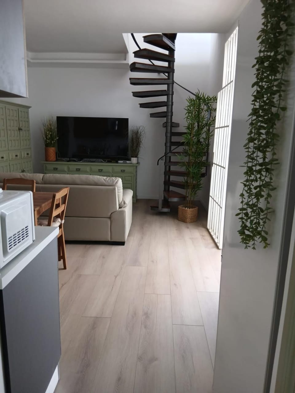 TV and multimedia, Living room, Evening entertainment