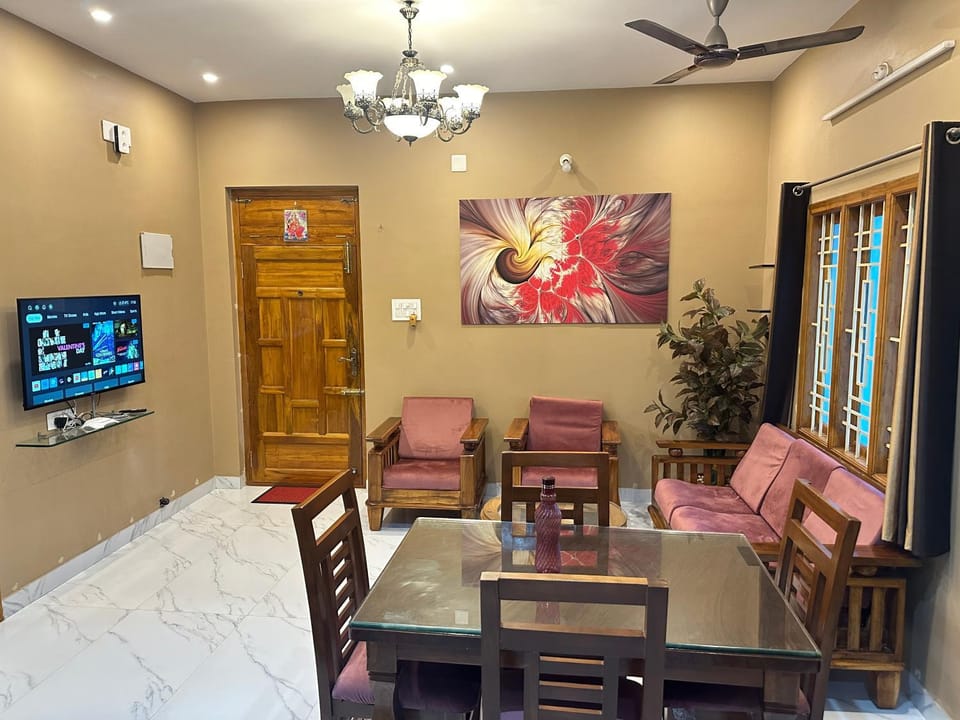 TV and multimedia, Living room, Seating area, Dining area