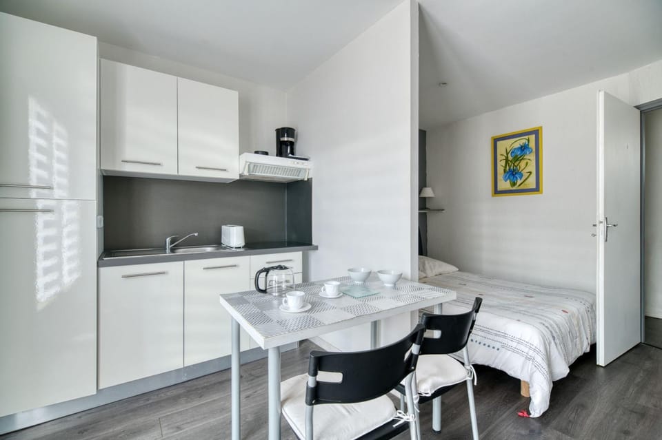 Property building, Kitchen or kitchenette, Living room
