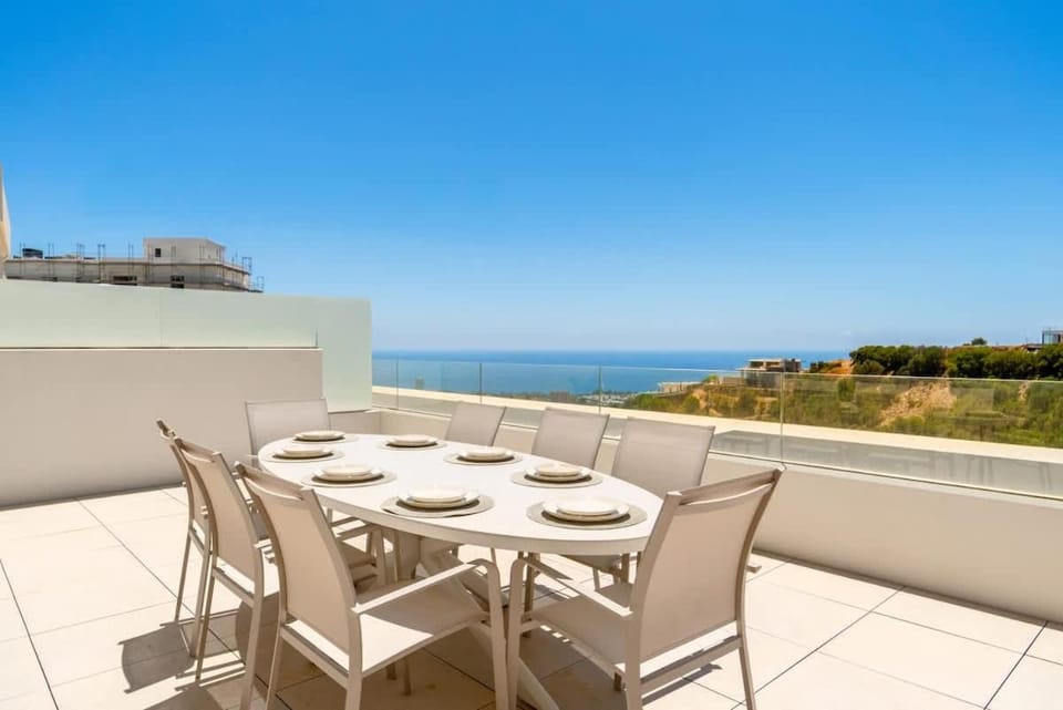 View (from property/room), Balcony/Terrace, Dining area, Sea view