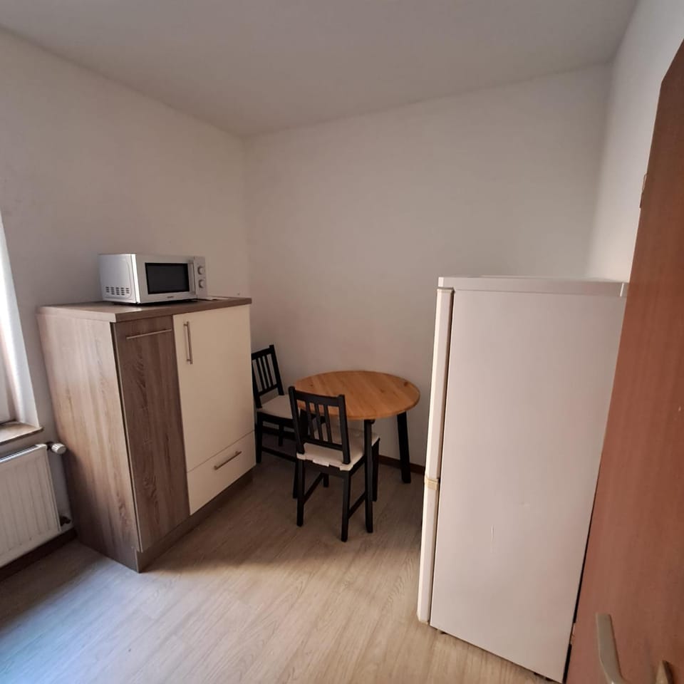 Kitchen or kitchenette, Dining area, microwave