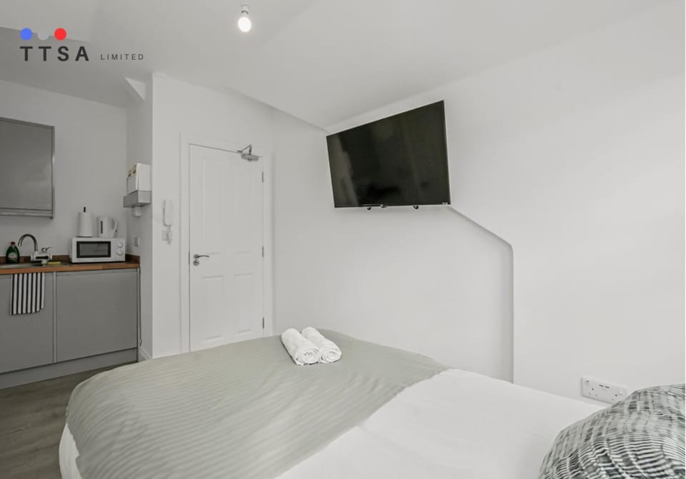 Modern Studio with En-Suite & Kitchenette - Norwood Junction - Kings Road 5 Apartment in Croydon