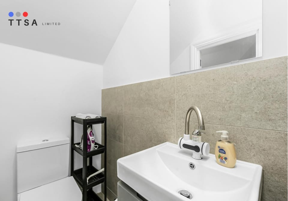 Modern Studio with En-Suite & Kitchenette - Norwood Junction - Kings Road 5 Apartment in Croydon