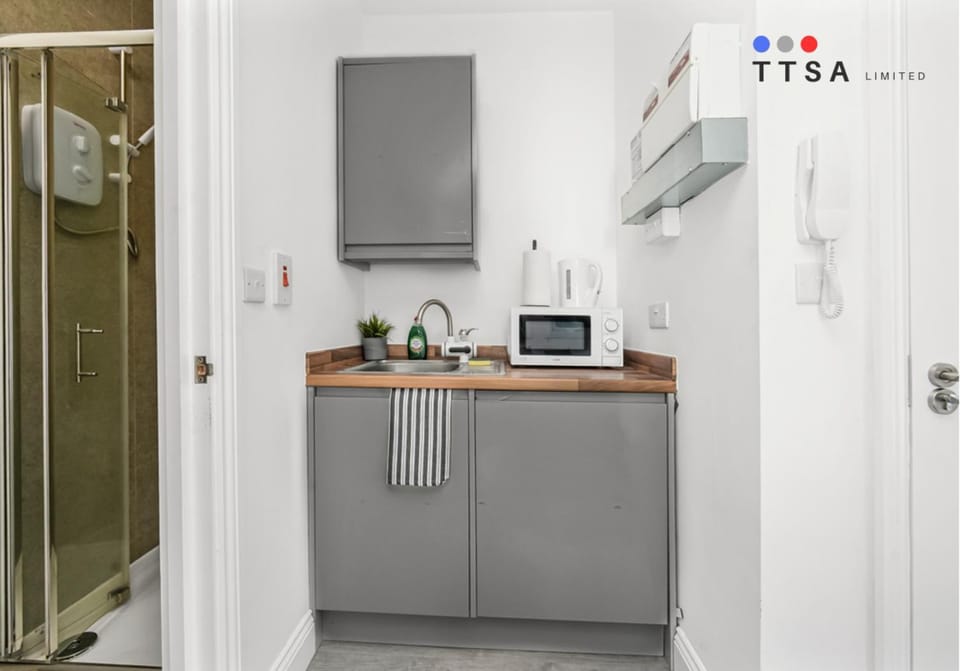 Modern Studio with En-Suite & Kitchenette - Norwood Junction - Kings Road 5 Apartment in Croydon