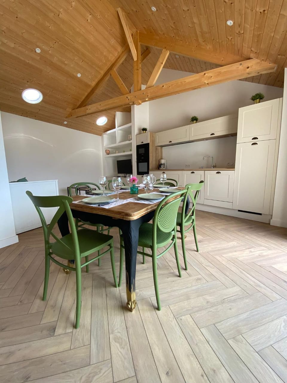 Kitchen or kitchenette, Dining area