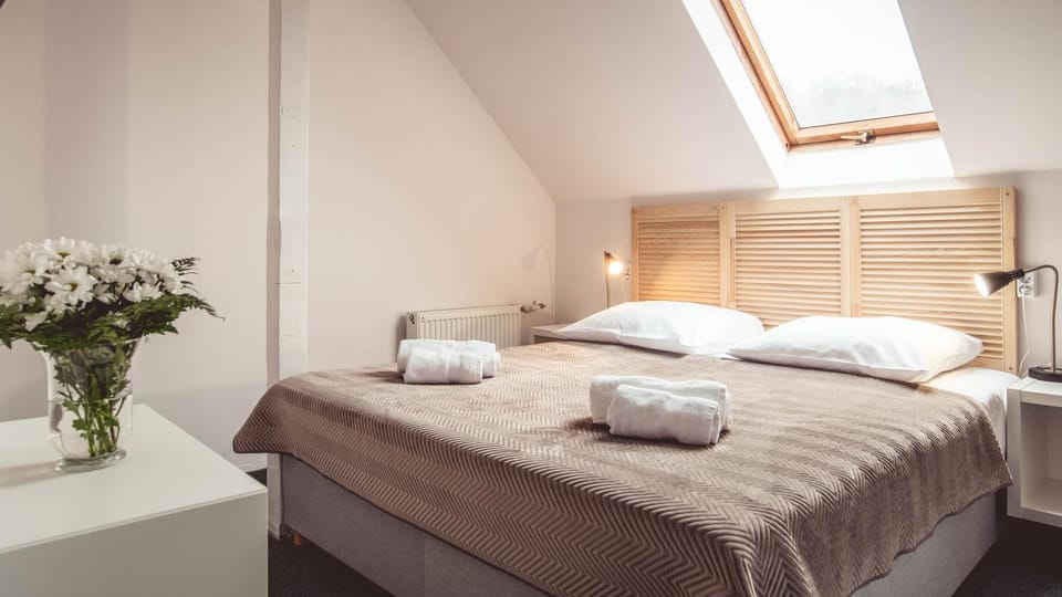 Bed, Photo of the whole room, Decorative detail, Bedroom, towels