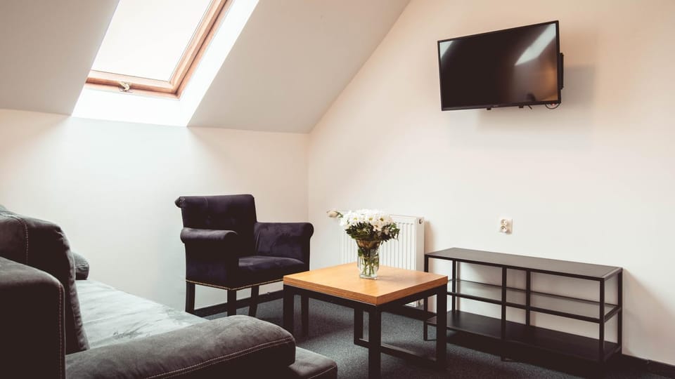 Communal lounge/ TV room, TV and multimedia, Living room, Decorative detail, Seating area