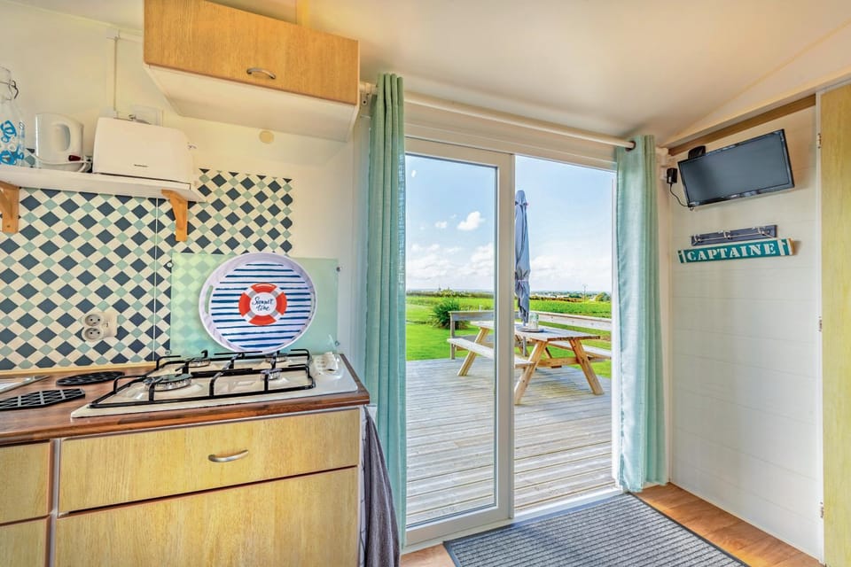 Property building, Kitchen or kitchenette, Living room