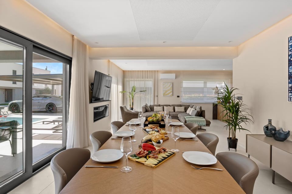 TV and multimedia, Living room, Food and drinks, Seating area, Dining area, Food