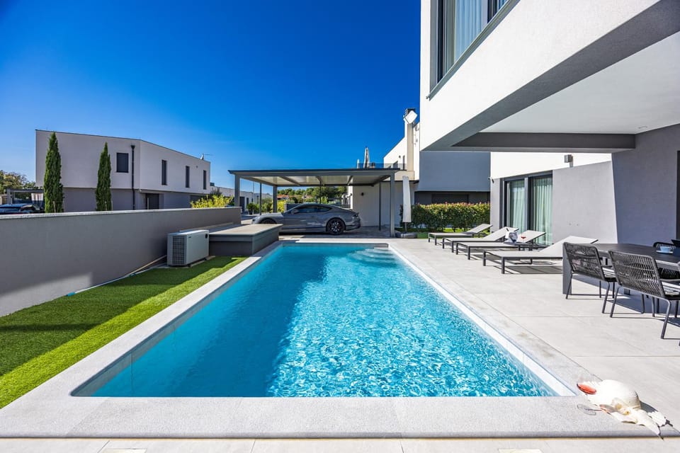 Property building, Patio, Day, Pool view, Swimming pool, sunbed