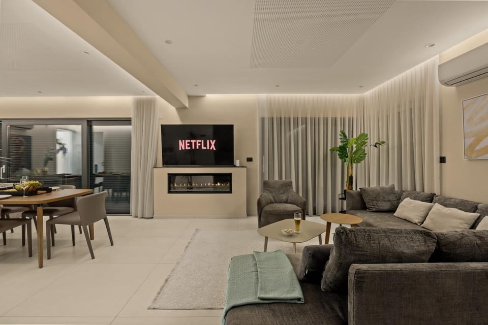 TV and multimedia, Living room, Seating area, Evening entertainment