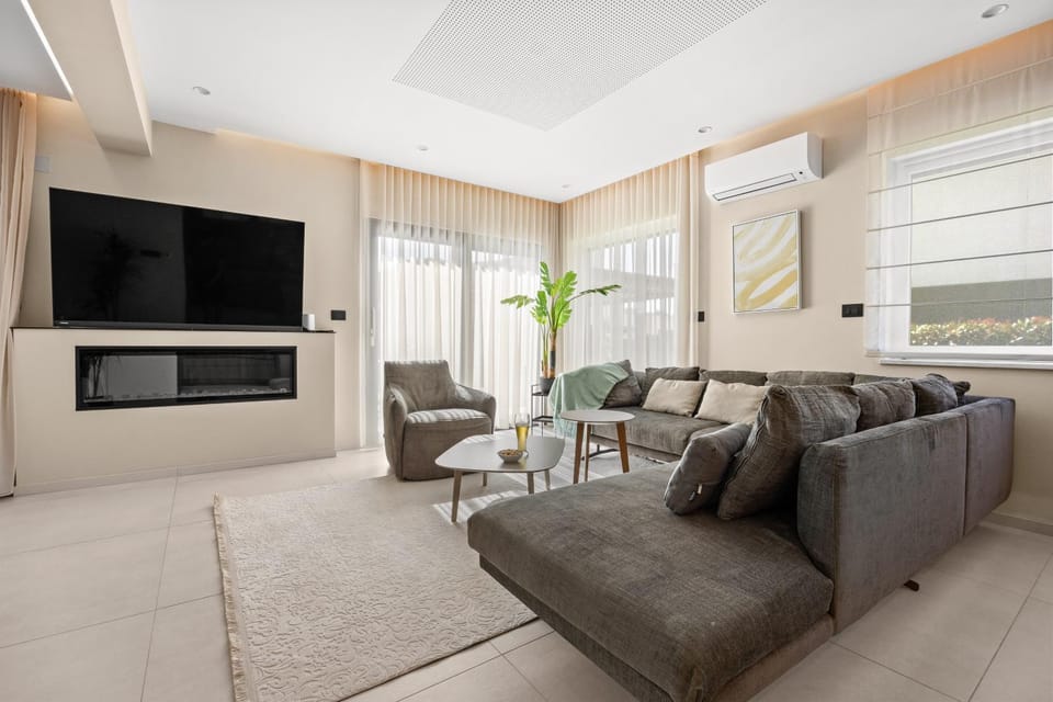 TV and multimedia, Living room, Seating area, Evening entertainment, air conditioner