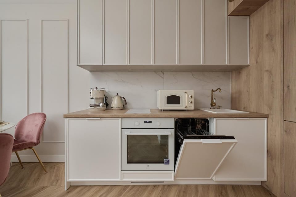 Kitchen or kitchenette, dishwasher, stove