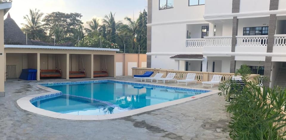 Property building, Balcony/Terrace, Pool view, Swimming pool, sunbed