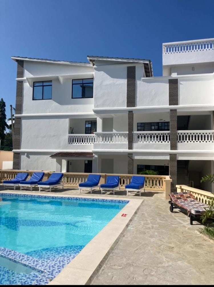 Property building, Day, Pool view, Swimming pool, sunbed