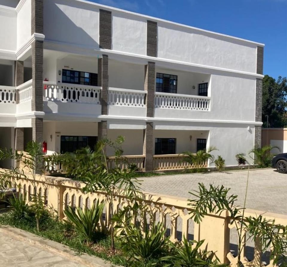 Property building, Garden, Parking