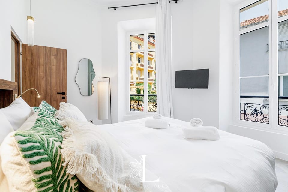 Bed, TV and multimedia, Photo of the whole room, Bedroom, towels, air conditioner