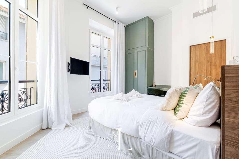 Bed, TV and multimedia, View (from property/room), Photo of the whole room, Bedroom, towels