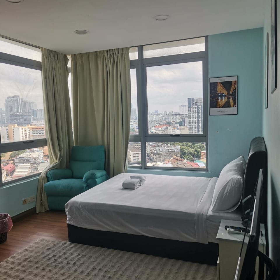 Bed, Photo of the whole room, Seating area, Bedroom
