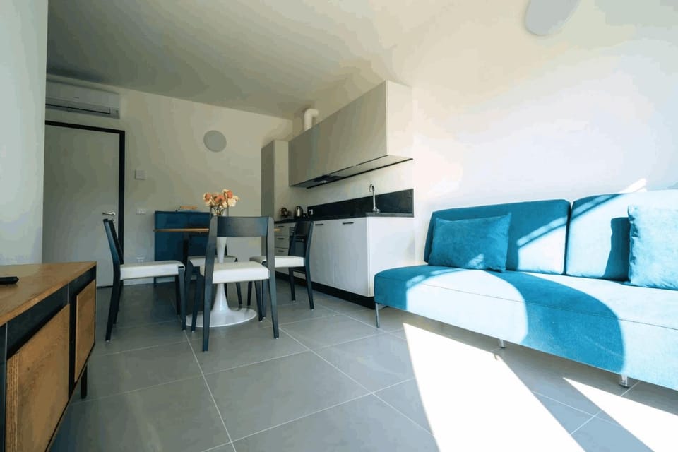 Kitchen or kitchenette, Living room, Seating area, Dining area, air conditioner