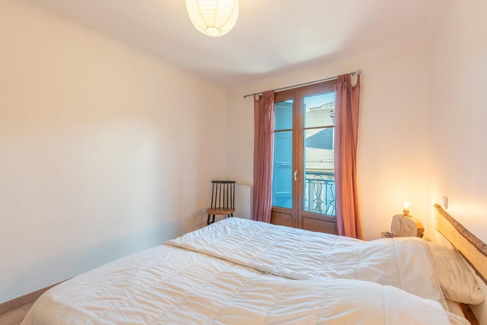 Property building, Living room, Bedroom
