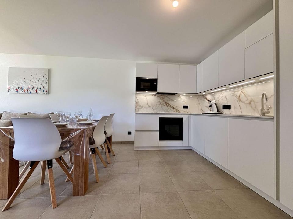 Kitchen or kitchenette, Dining area