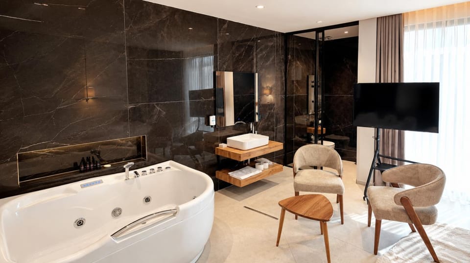 Hot Tub, Bathroom, TV and multimedia, Seating area