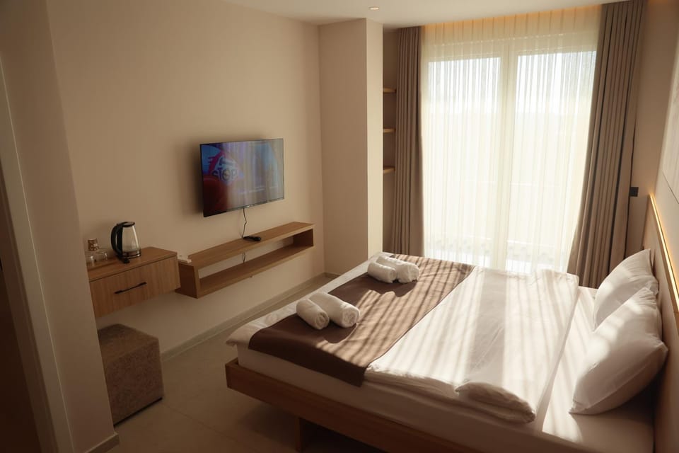 Bed, TV and multimedia, Photo of the whole room, Bedroom, towels