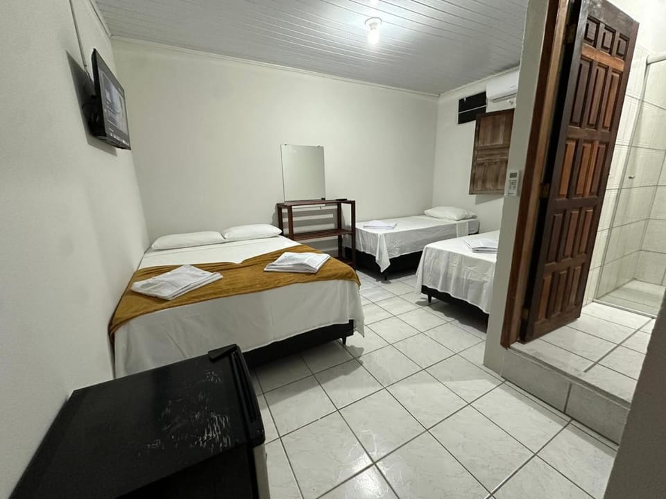 Bed, TV and multimedia, Photo of the whole room, Bedroom, towels, air conditioner