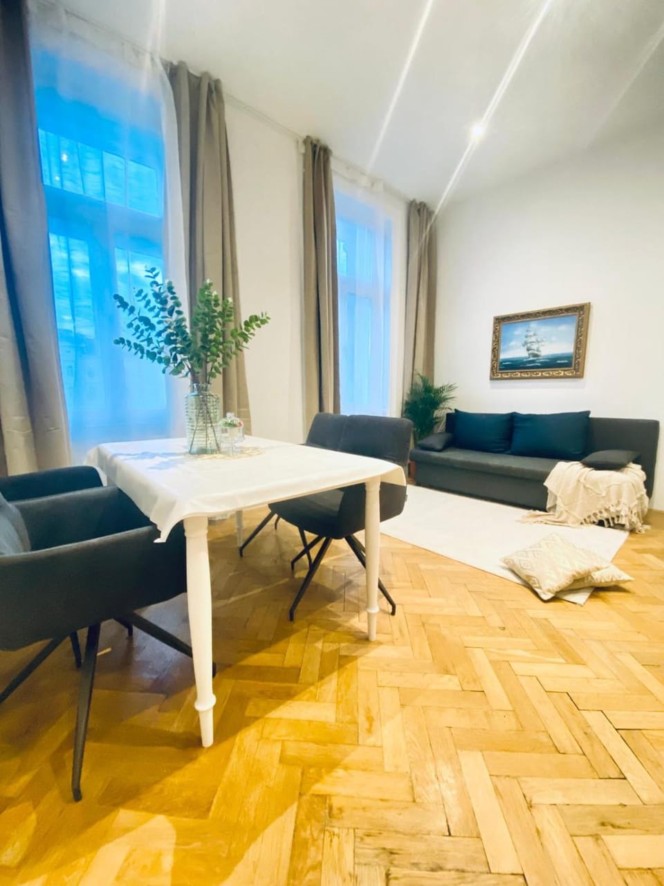 Bed, TV and multimedia, Seating area, Bedroom