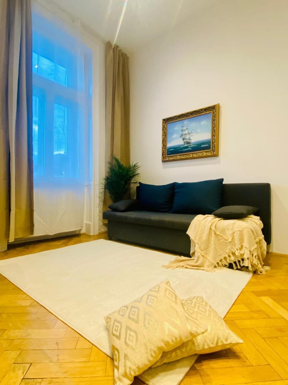 Bed, Seating area, Bedroom