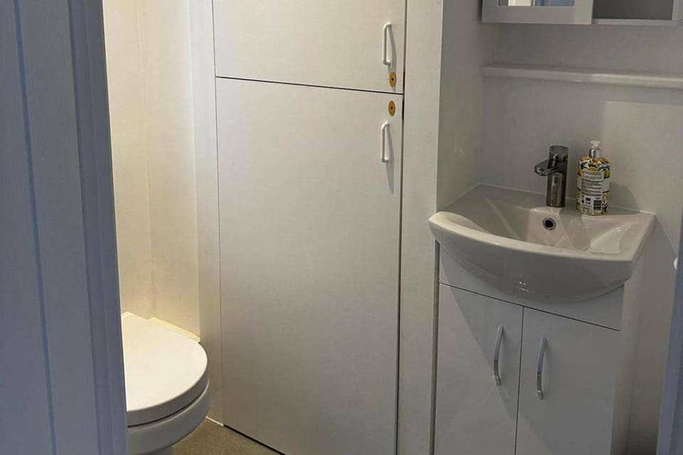 2 Bed Flat - Sleeps 2 - Parking - Wifi House in Weymouth