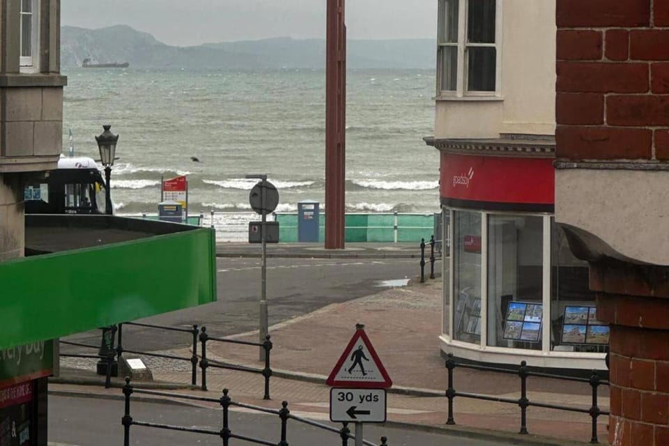 2 Bed Flat - Sleeps 2 - Parking - Wifi House in Weymouth