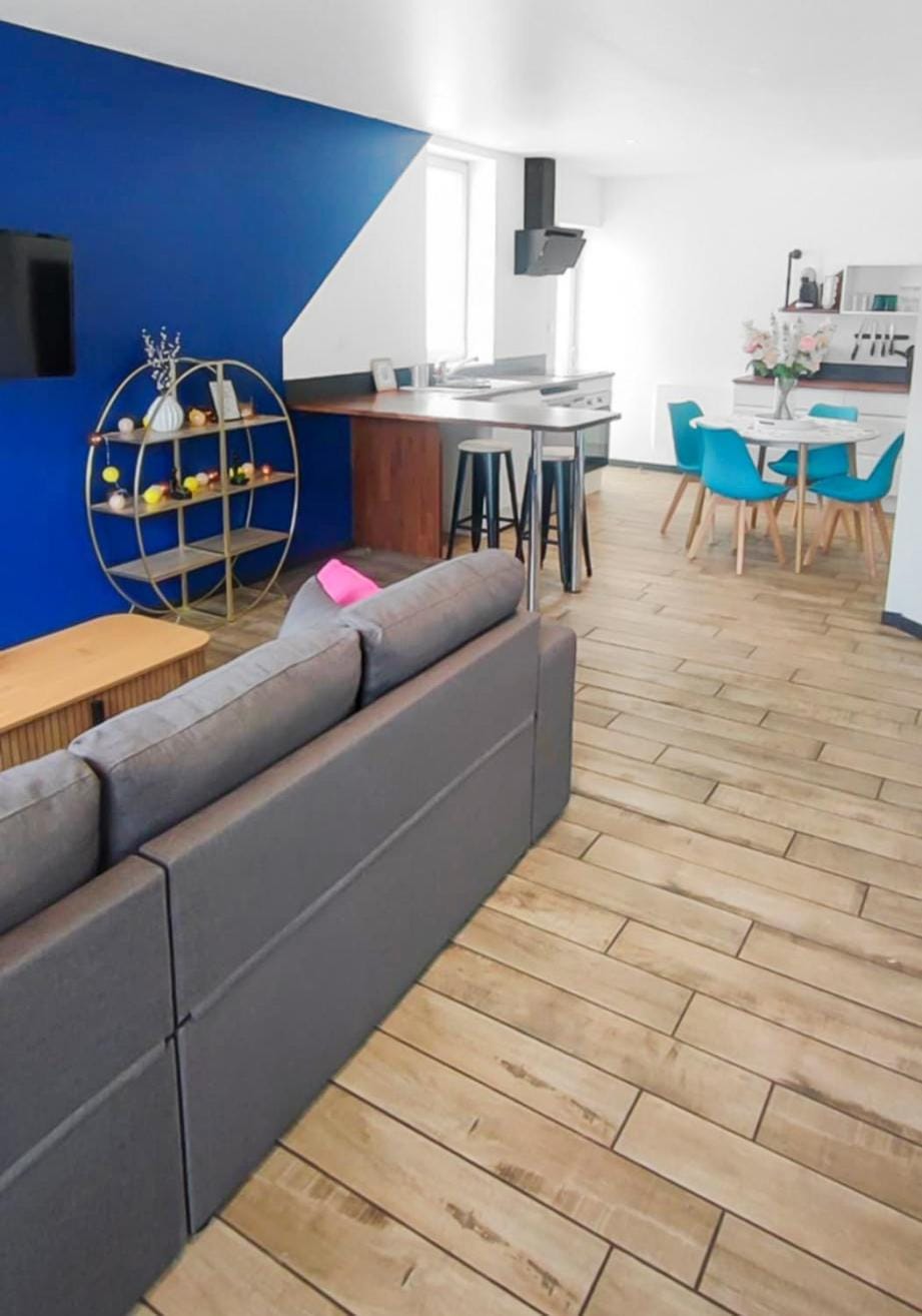 TV and multimedia, Living room, Lounge or bar, Seating area, Dining area