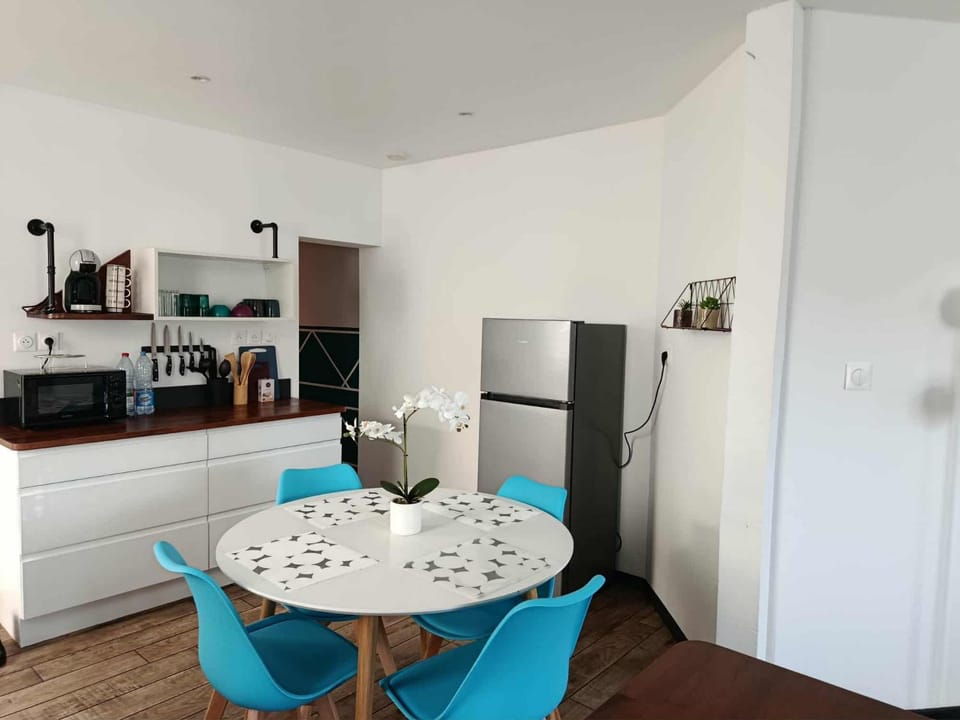 Coffee/tea facilities, Dining area, dishwasher, microwave, oven, pet friendly, stove, kitchen