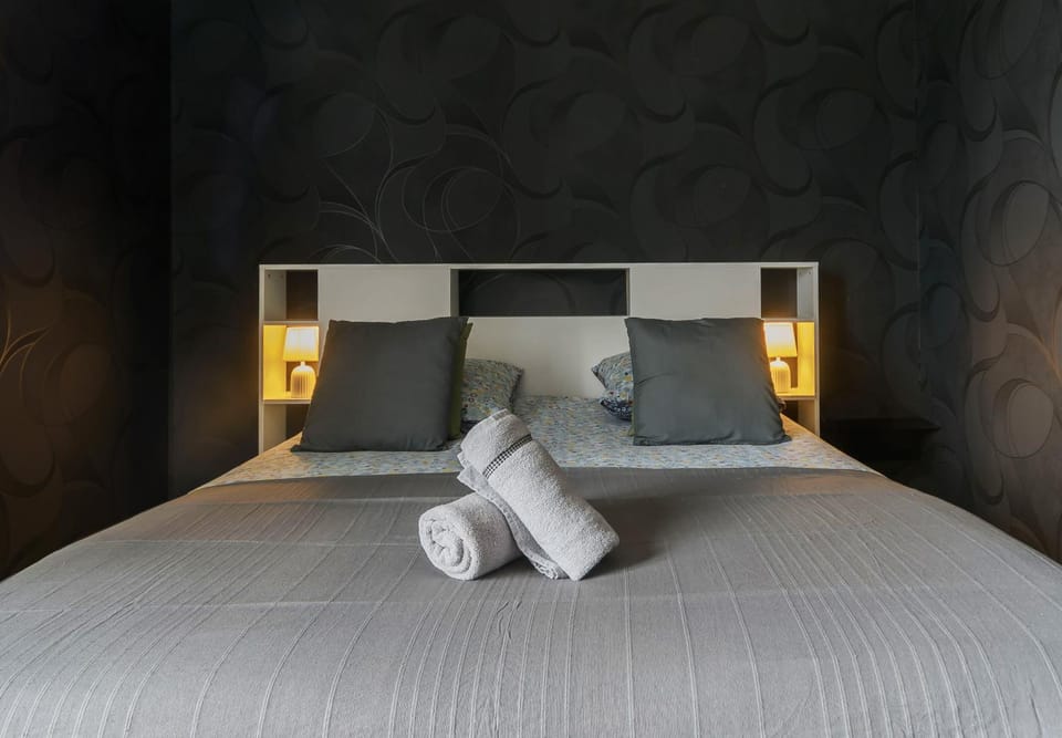 Bed, Bedroom, towels