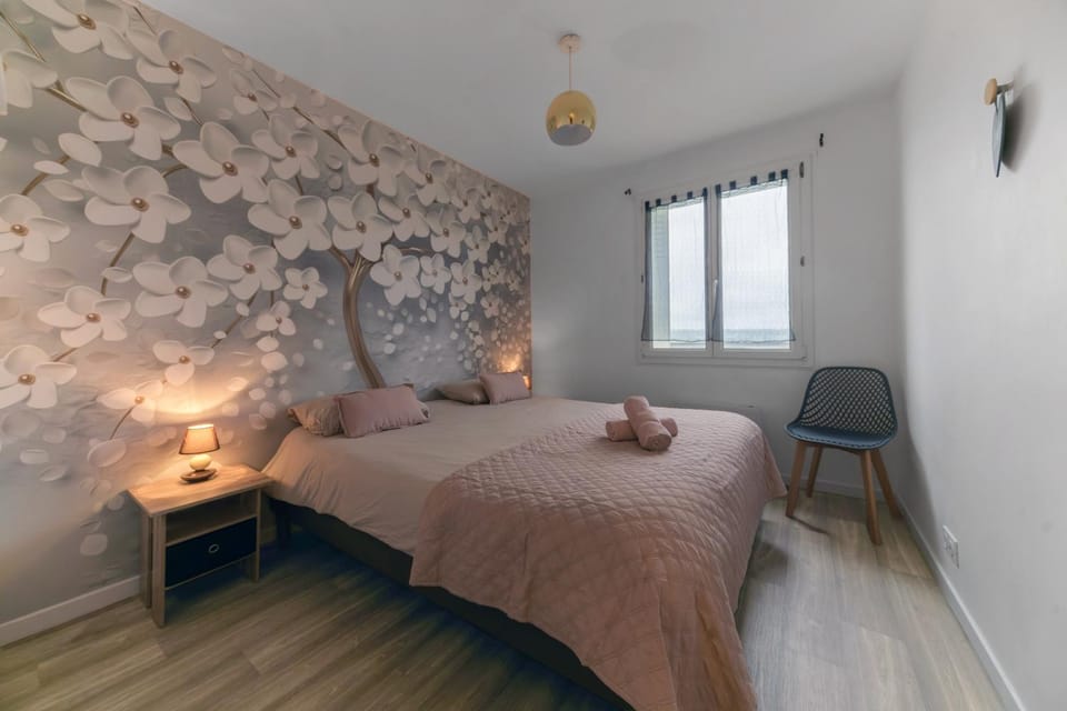 Bed, Photo of the whole room, Bedroom