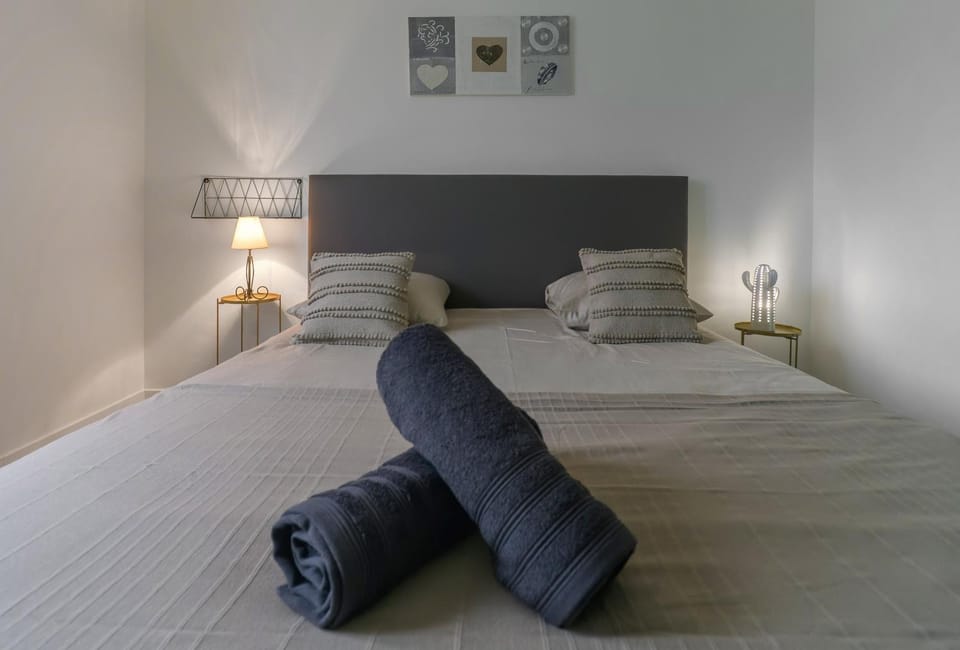 Bed, towels