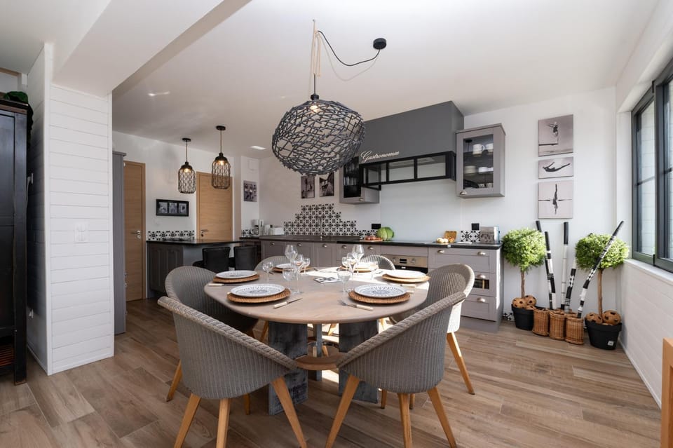 Property building, Kitchen or kitchenette, Living room