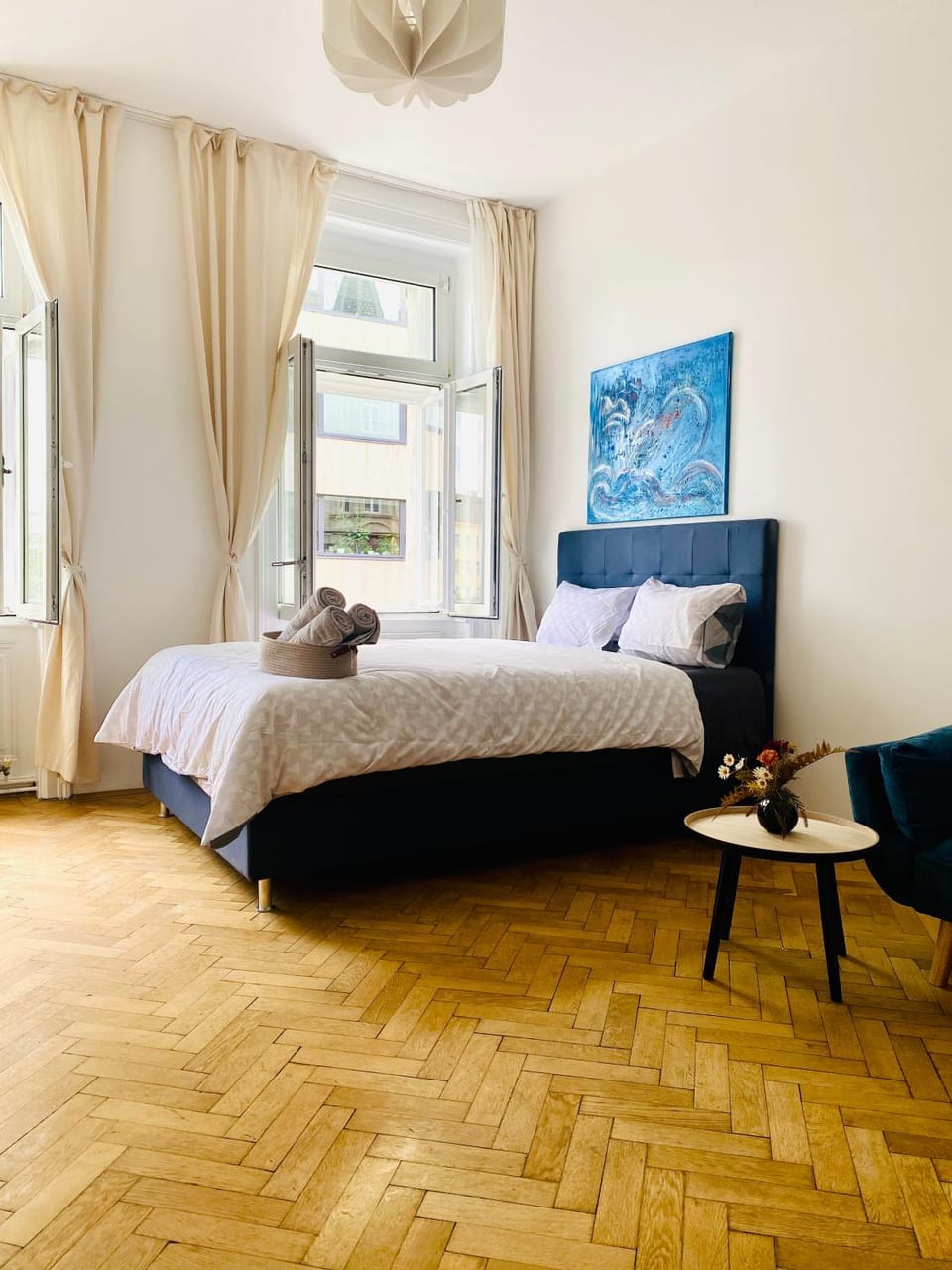 Bed, Seating area, Bedroom
