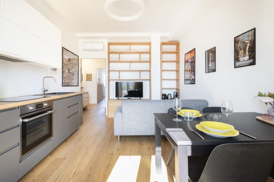 TV and multimedia, Kitchen or kitchenette, Living room, Seating area, Dining area, dishwasher, oven, stove