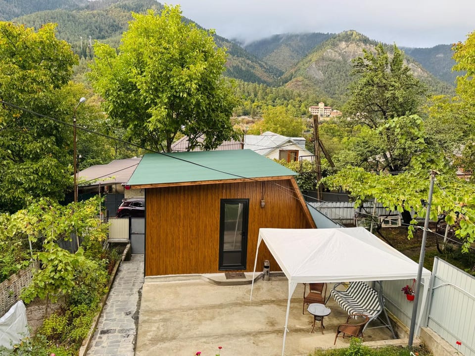 Property building, Spring, Day, Natural landscape, Garden, Dining area, Mountain view