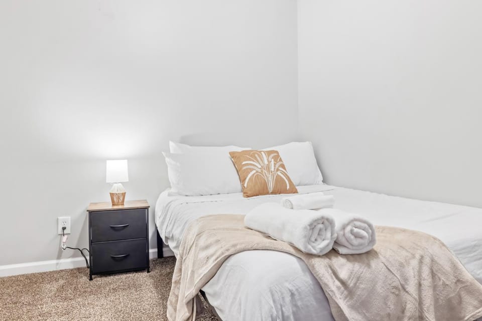 Cozy Little Italy Apt Fast Wifi Pet Friendly Apartment in Cleveland Heights