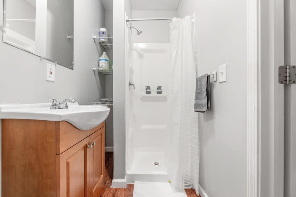 Cozy Little Italy Apt Fast Wifi Pet Friendly Apartment in Cleveland Heights